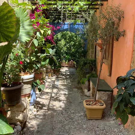 George & Alexandra'S Apartments