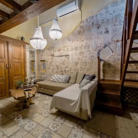 George & Alexandra'S Apartments