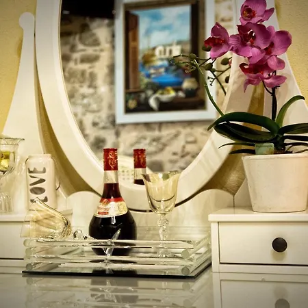 George & Alexandra'S Apartments *