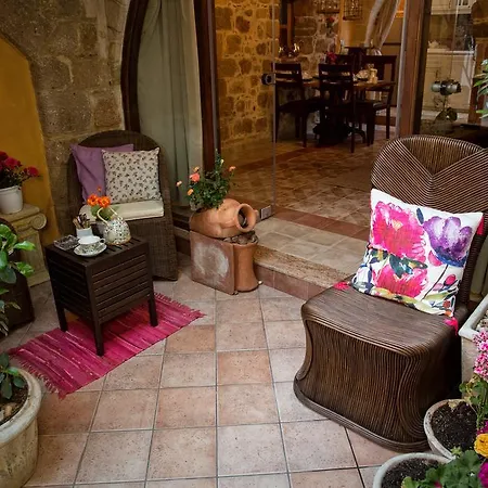 George & Alexandra'S Apartments *